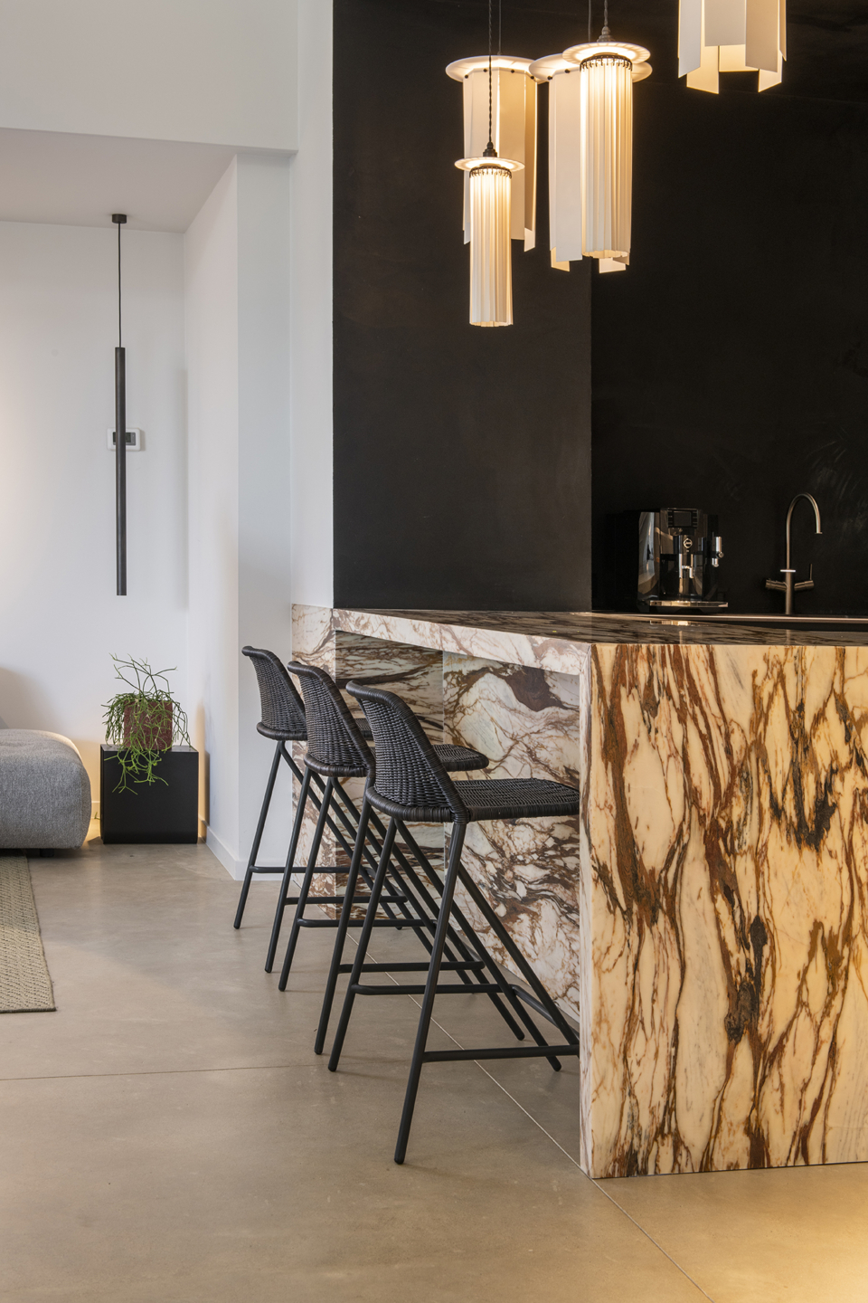 Kakī stool with backrest indoor